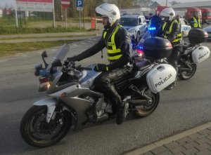 policjant ruchu drogowego na motocyklu