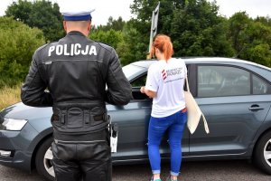 policjanci w ramach akcji bezpieczny przejazd