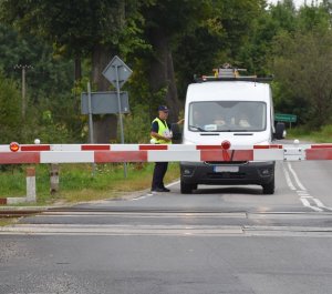 policjanci w ramach akcji bezpieczny przejazd