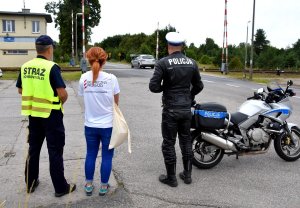 policjanci w ramach akcji bezpieczny przejazd