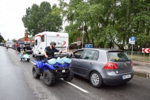 policjanci ruchu drogowego pomagają rozładować korki w trakcie zatorów