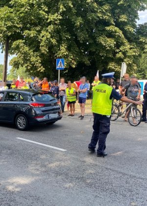 policjanci ruchu drogowego pomagają rozładować korki w trakcie zatorów