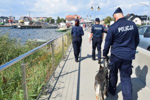 policjanci w trakcie patrolu na ulicach