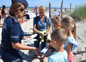 Policjant rozmawia z dziećmi