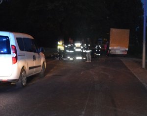 motocykl w wyniku wypadku leży na jezdni policjanci pracują na miejscu zdarzenia drogowego