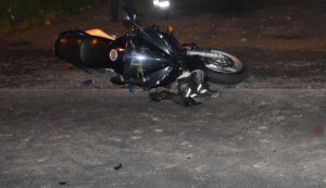 motocykl w wyniku wypadku leży na jezdni policjanci pracują na miejscu zdarzenia drogowego