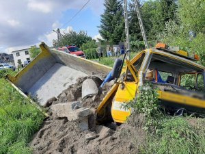 ciężarówka leży w rowie