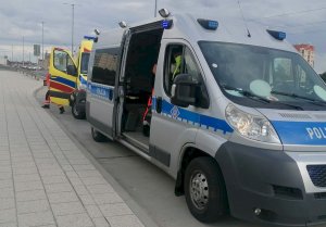 radiowóz i ambulans stoją na jezdni