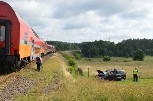 samochód stoczył się ze skarpy pociąg stojący na torowisku