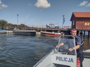 policjant na motorówce