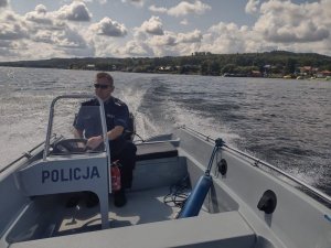 policjant na motorówce