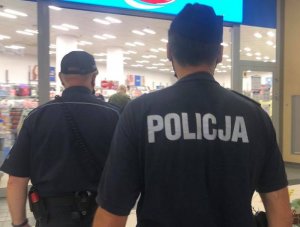 policjanci kontrolują osoby w sklepach