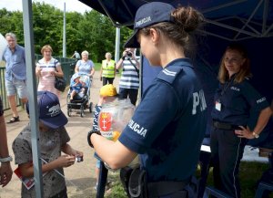 Policjanci rozmawiają z dziećmi na festynie