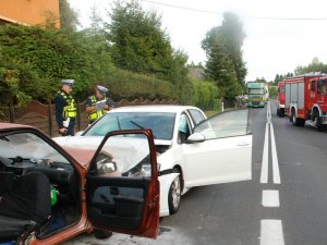 Policjanci pracują na miejscu wypadku drogowego