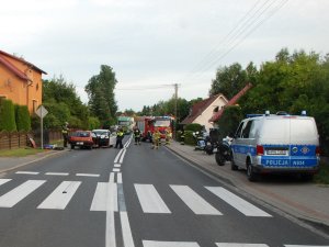 Policjanci pracują na miejscu wypadku drogowego