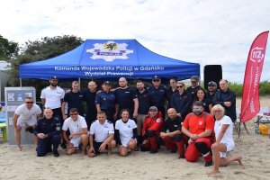 Policjanci na festynie rozmawiają z dziećmi