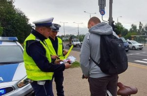 policjanci rozdają odblaski