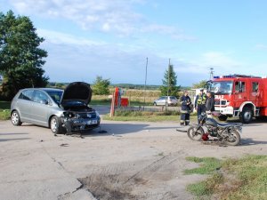 policjanci pracują na miejscu wypadku z udziałem motorowerzysty