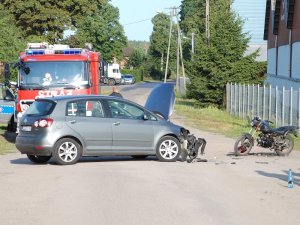 policjanci pracują na miejscu wypadku z udziałem motorowerzysty