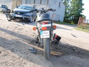 policjanci pracują na miejscu wypadku z udziałem motorowerzysty