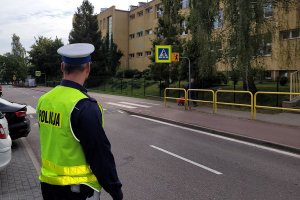 Policjanci w trakcie sprawdzeń