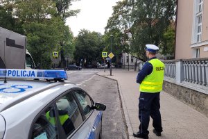 Policjanci w trakcie sprawdzeń