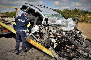 Policjanci w trakcie czynności na miejscu wypadku drogowego