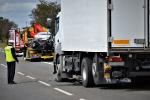 Policjanci w trakcie czynności na miejscu wypadku drogowego