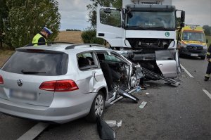 Policjanci w trakcie czynności na miejscu wypadku drogowego