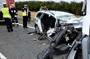 Policjanci w trakcie czynności na miejscu wypadku drogowego