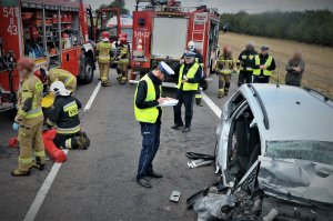 Policjanci w trakcie czynności na miejscu wypadku drogowego