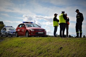 policjanci podczas pracy komisji do spraw wypadków