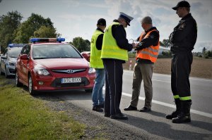 policjanci podczas pracy komisji do spraw wypadków