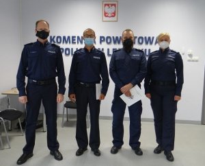 policjanci i kierownictwo lęborskiej komendy po otrzymaniu awansów