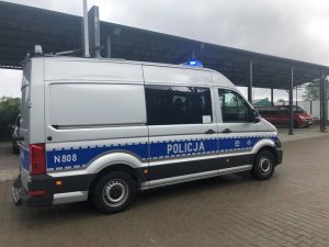 policjanci prezentują zakupiony samochód wypadkowy Volkswagen Crafter