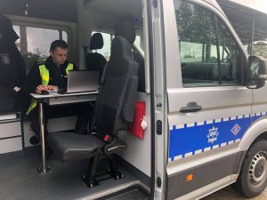 policjanci prezentują zakupiony samochód wypadkowy Volkswagen Crafter