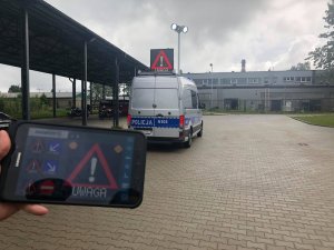 policjanci prezentują zakupiony samochód wypadkowy Volkswagen Crafter