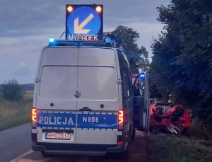 policjanci prezentują zakupiony samochód wypadkowy Volkswagen Crafter