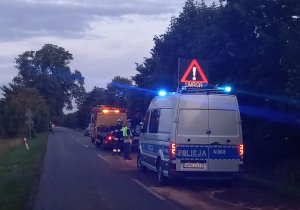 policjanci prezentują zakupiony samochód wypadkowy Volkswagen Crafter