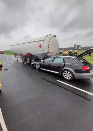 auto osobowe wjechało pod cysternę