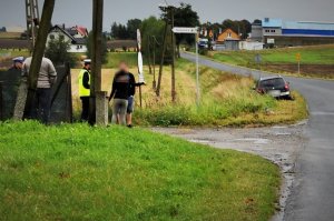 policjant rozmawia ze świadkami zdarzenia