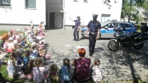 policjanci rozmawiają z dziećmi