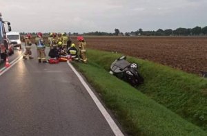 rozbite auto w wyniku wypadku, policjanci zabezpieczają miejsce