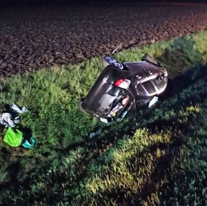 rozbite auto w wyniku wypadku, policjanci zabezpieczają miejsce