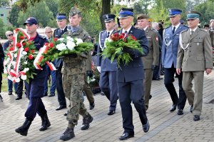 Policjanci oddają hołd ofiarom II WŚ