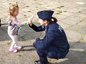 policjanci na festynie dla dzieci