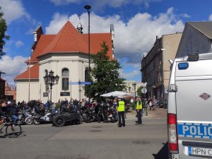 policjanci zabezpieczali rajd motocyklowy