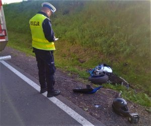 policjant zabezpieczający zdarzenie drogowe