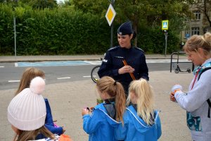 Policjantka rozdaje odblaski