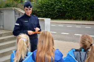 Policjantka rozdaje odblaski